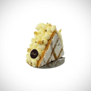 Monoporzione millefoglie, farcita con crema pasticcera e panna.