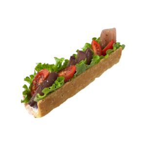 Long èclair con base di sfoglia, philadelphia, cipolla rossa, datterini rossi, lattuga, semi di papavero.