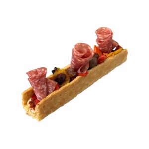 Long èclair con base di sfoglia, crema di ceci, peperoni grigliati, olive taggiasche, paprika dolce, salame