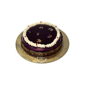 Base di crumble al cacao, una gelè alla mora, cassis e sambuco, e una crema namelaka al cioccolato bianco. la camicia della torta fatta con panna vanigliata. Il tutto glassato con una glassa viola neutra.