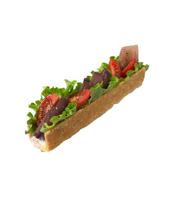 Long èclair con base di sfoglia, philadelphia, cipolla rossa, datterini rossi, lattuga, semi di papavero.