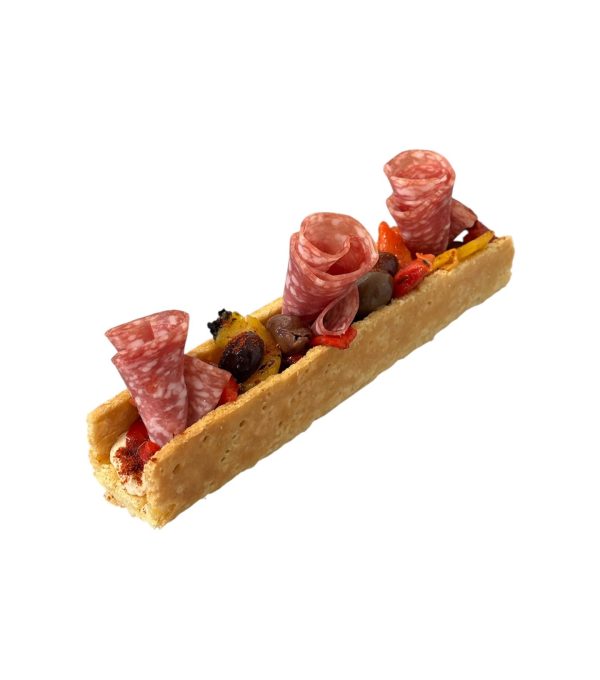 Long èclair con base di sfoglia, crema di ceci, peperoni grigliati, olive taggiasche, paprika dolce, salame
