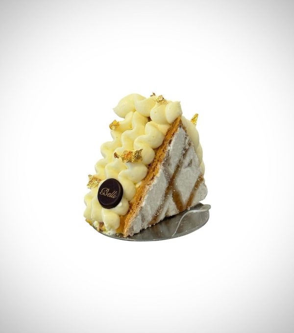 Monoporzione millefoglie, farcita con crema pasticcera e panna.