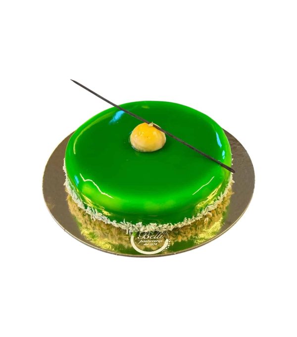 Base di crumble classico, una gelè di Mango, papaya e yuzu e un croccante di cocco, La camicia della torta è fatta con panna al Cioccolato bianco, il tutto glassato con glassa verde neutra.
